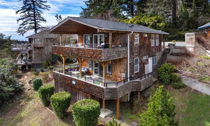 Neahkahnie Beach House | Elk Haven (previously Barefeet Retreat)-2 decks, dogs Ok, BBQ, close to beach