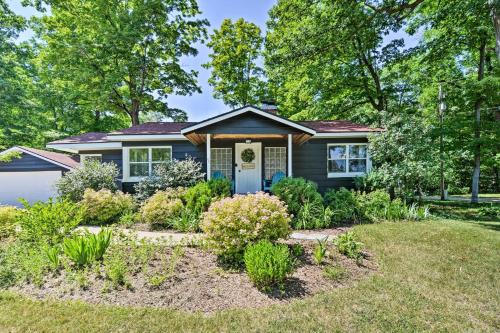 Elk Rapids House | Elk Rapids Bungalow Garden Firepit AC