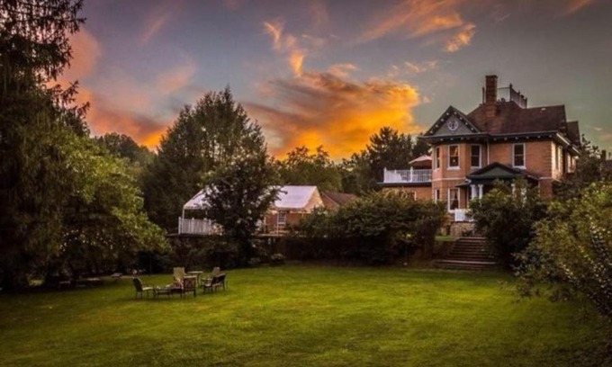 Sutton Hotel | Elk River Hotel & Cafe