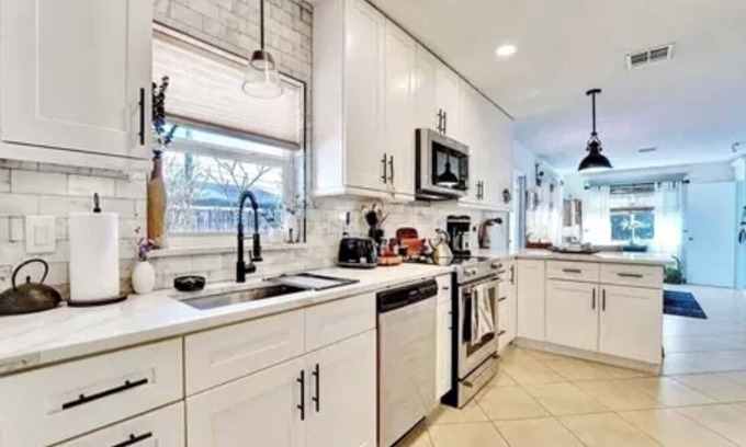 Coral Heights House | Elle’s Place. Nice, Quiet and Cozy.