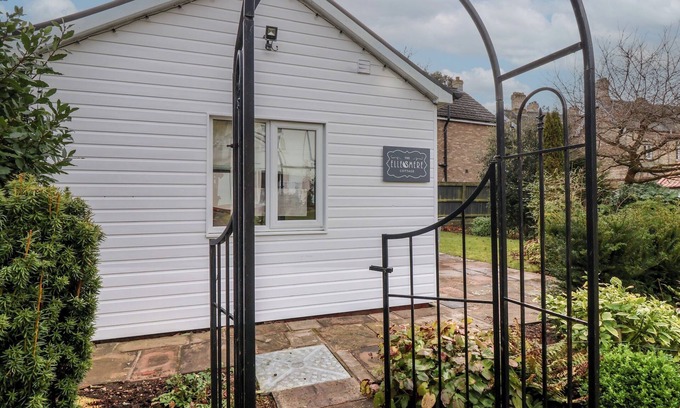 Hornsea Cottage | ELLESMERE COTTAGE, romantic, character holiday cottage in Hornsea
