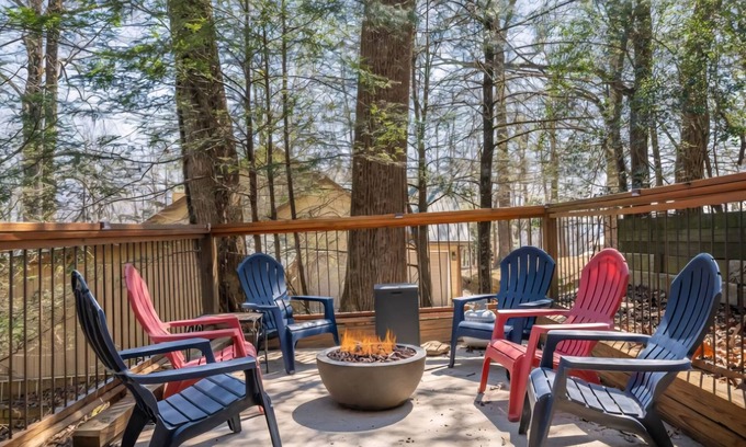 Walnut Mountain Cabin | Ellijay Mountain View Retreat|Fireplace|Patio|Mountain Top|Hot Tub|Game room
