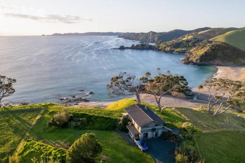 Rawhiti House | Elliot Bay - Hilltop Cottage