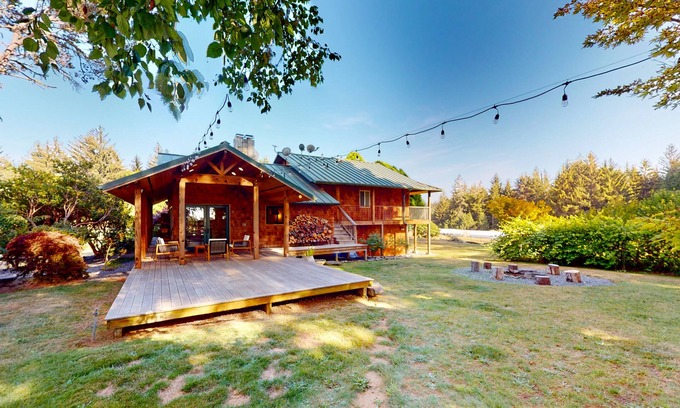McKinleyville House | Emerald Acres | Redwood retreat in McKinleyville with a hot tub and firepit