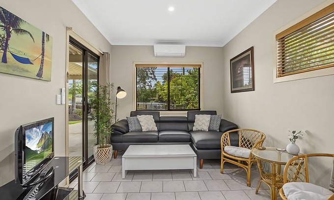 Emerald Beach Apartment | Emerald Hub 2 is a self-contained flat attached to the main house with access to a swimming pool