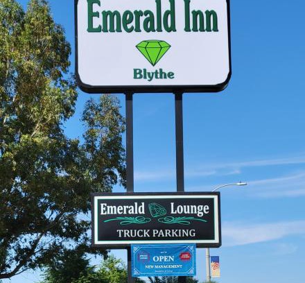 Blythe Hotel | Emerald Inn & Lounge