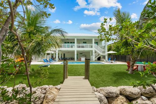 Marathon Villa | Emerald Oasis Deluxe Waterfront Gem, Heated Pool with Dock