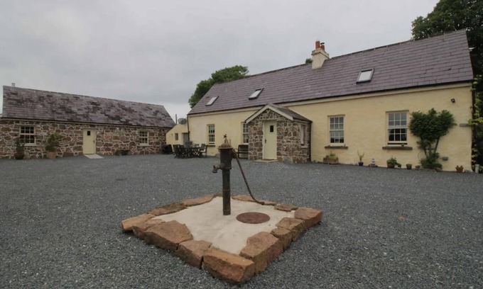 Emly House | Emly - Cottage - Sleeps 6 - Parking - Garden