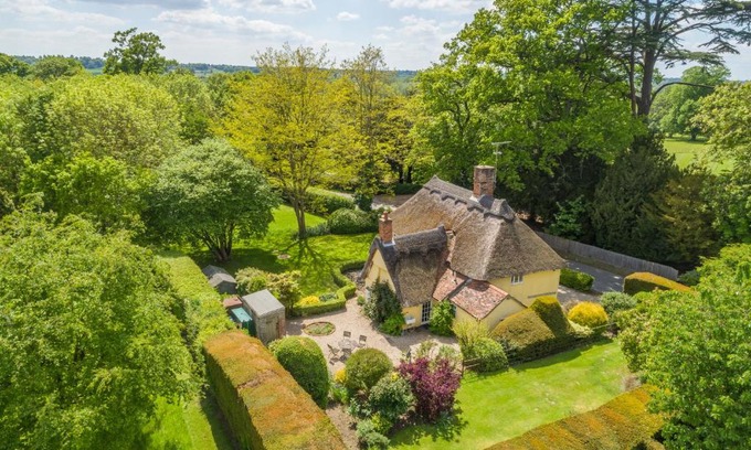 Higham House | Enchanting 16th century thatched cottage in large private park - The Gildhall