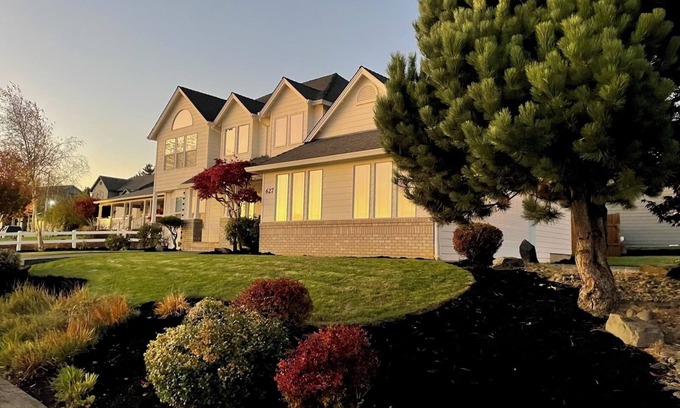 La Center House | Enchanting 4-bedroom furnished house in La Center