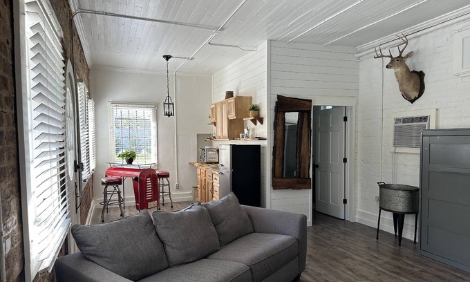 Wildwood Apartment | Enchanting Cottage with Historical Charm | Across From The Valley Venues & Lookout Mountain | Hiking