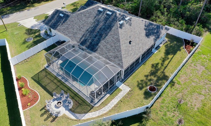 Palm Coast House | Enchanting house with heated pool, full kitchen, central AC, & washer/dryer