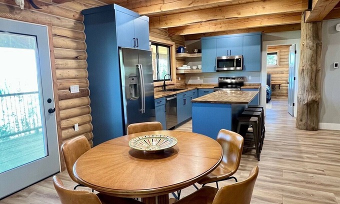 Beaver Cabin | Enchanting log cabin in Beaver near Eagle Point, sleeps 20+