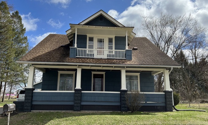 Roseland House | End of season discounts! Walking distance to campus trolleys,not owner occupied!