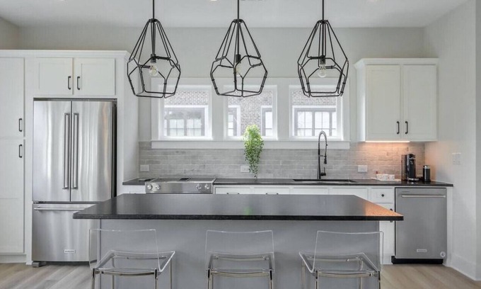 Hapeville House | End-unit Townhome with Garage