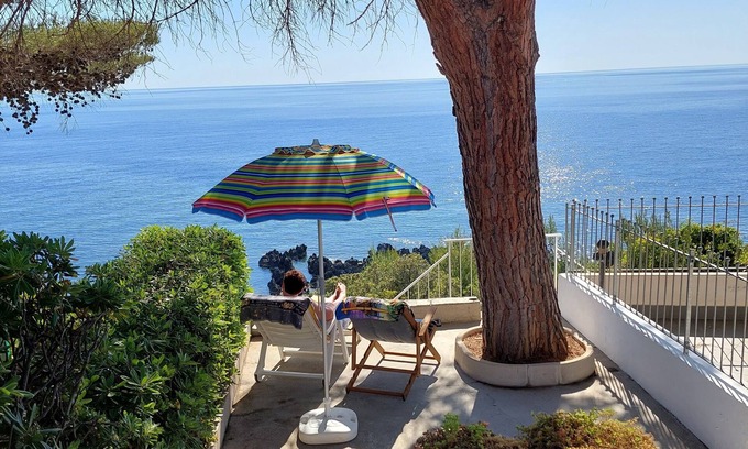 Scalea House | Enjoy a beach holiday and breathtaking sunsets by the sea!