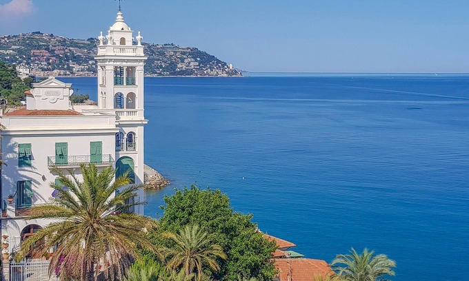 Vallebona House | Enjoy a fantastic view of the countryside and the sea in the horizon.