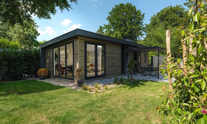 Lieren House | Enjoy a holiday home in the wooded nature of the Veluwe, complete with modern amenities and a stylish pergola for optimal comfort.