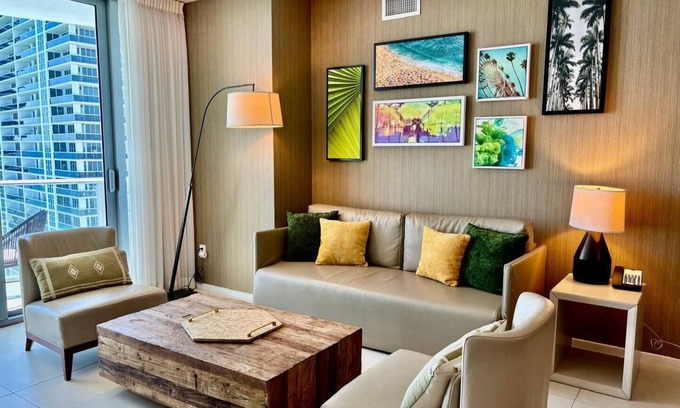 Hollywood South Central Beach Apartment | Enjoy a luxurious apartment on the beach!
