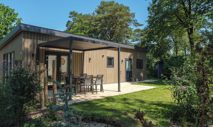 Municipality of Apeldoorn House | Enjoy a luxurious holiday home for 5 persons in the wooded nature of the Veluwe, complete with modern amenities, air conditioning, and a stylish pergola for optimal comfort.