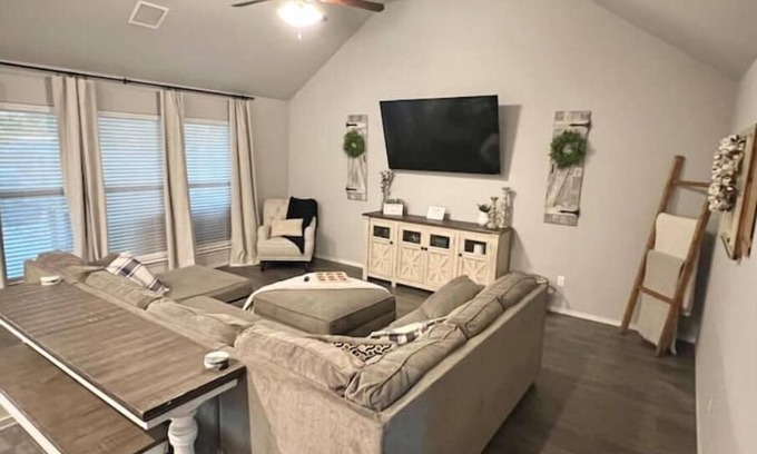 Broken Arrow House | Enjoy a relaxing stay with plenty of room for the whole family