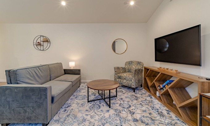 McKinleyville House | Enjoy a stylish experience at this centrally-located place
