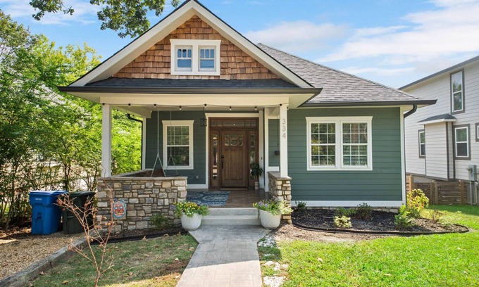 North Chattanooga House | Enjoy Fall Colors in Historic Northshore! Walk to TN River; Mtn Views, Porch Swing - Chattanooga