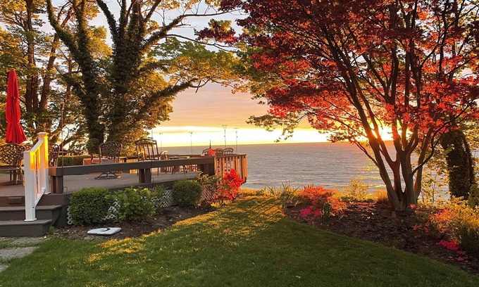 North East House | Enjoy Family & Friends on Thanksgiving Nov 26, 27, 28, 29 Cozy Lakefront Home