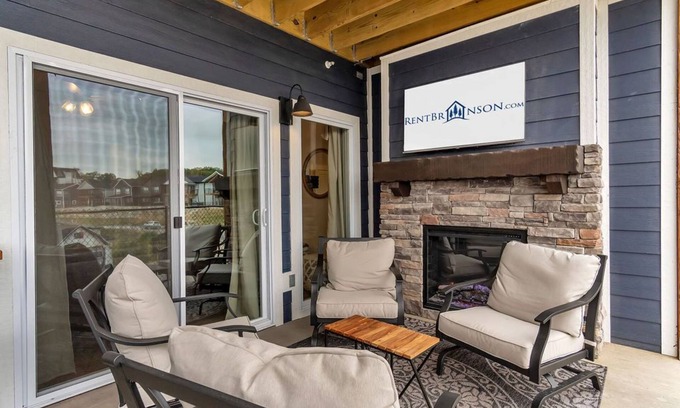 Branson House | Enjoy Idle Time at Table Rock Lake! Dog Friendly-Arcades-Prvt Hot Tub-Free Tickets