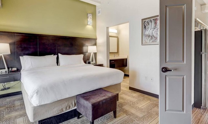 Downtown Baltimore Hotel | Enjoy Relaxing Historic Ambiance in Suite w/Kitchen Near Attractions