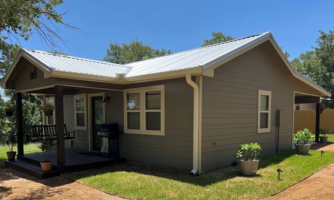 Wyldwood Cottage | Enjoy some R&R at this cozy cabin! Conveniently Located between Austin&Bastrop!