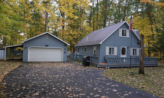 Higgins Lake Ski Chalet | Enjoy the beauty of Northern Michigan Fall Colors at Higgins Lake and Houghton !