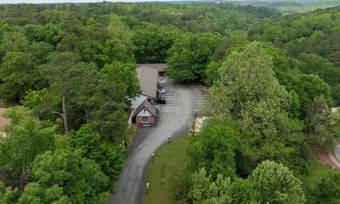 Eureka Springs Historic District Resort | Enjoy the charm of Queen Suite Number 5 at GloryDayz!