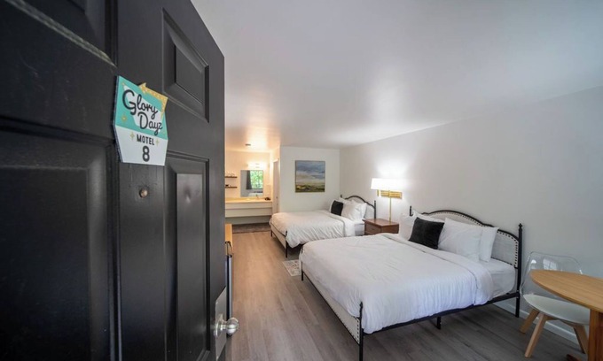 Eureka Springs Resort | Enjoy the charm of Queen Suite Number 8 at GloryDayz!