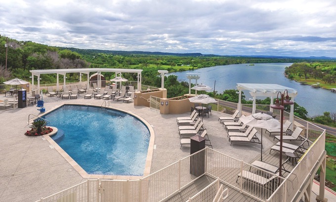 Marble Falls Resort | Enjoy the lake and nearby river!