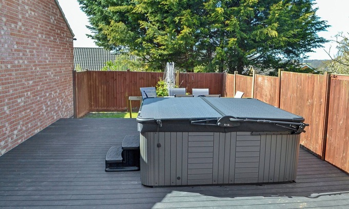 Cromer Cottage | Enjoy the private hot tub or a spot of golf at the nearby golf course.