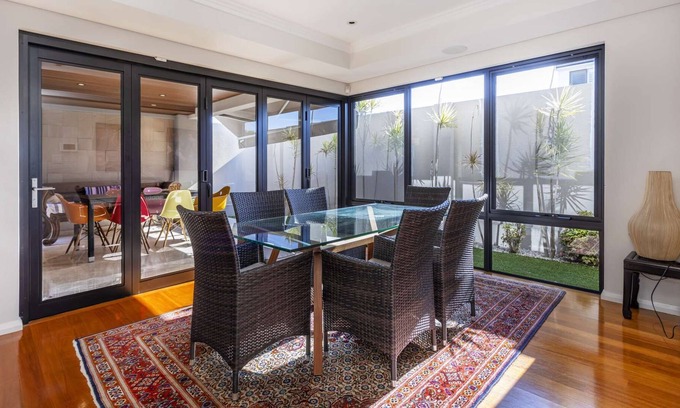 South Perth House | Enjoy the South Perth lifestyle in this trophy holiday home. Free parking & WIFI