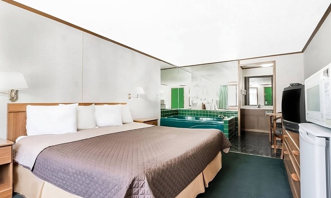 Summitt Hotel | Enjoy Your Stay at Knights Inn Ashland! Pool, Picnic Area, Parking, WiFi