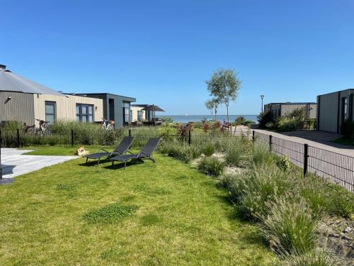 Enkhuizen House | Enkhuizer Strand Chalet Windrose mit Zaun Haus Nr 225