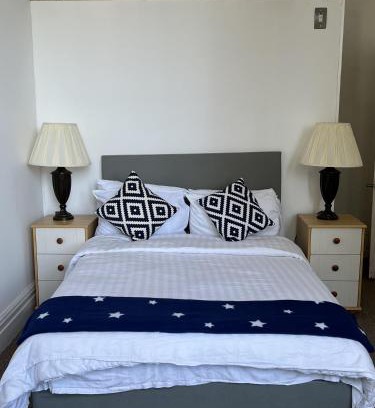 Sketty House | Ensuite Double Room, by Swansea University, Sketty, R2