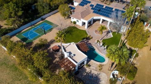La Tierra Estates House | Entertainers Paradise ArcadeGolf SimuPickleballTheaterGymSwim-up Bar