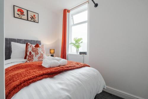 Liverpool Apartment | Entire 4 Bedroom house in Bootle Liverpool-Ideal for contractors, family and group-Free Parking & Free internet-Sleeps 7