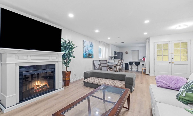 University City House | Entire 4BR house + game room + tree house + big backyard