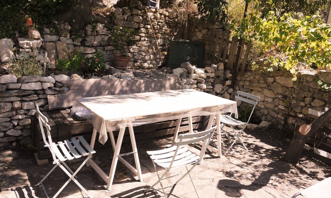 Fontaine-de-Vaucluse House | Entire apartment, 5 beds, shaded terrace