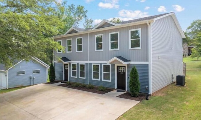 Taylors House | Entire Duplex 6 King Beds Near Greenville