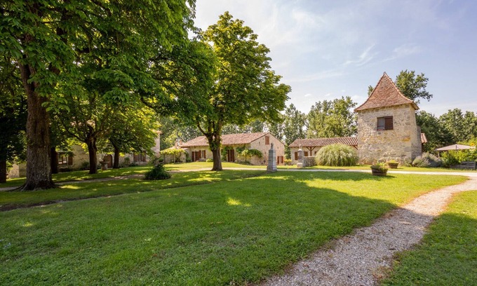Nerac House | Entire estate-3 charming houses -16 pers. Private forest&pool -30 min from Agen