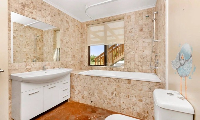 Raglan House | Entire floor 5 bedrs fire'sauna'icebath'breathworknn