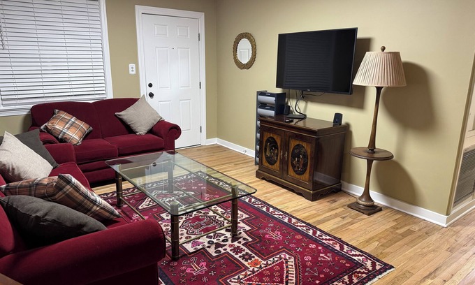 Summerville House | Entire House - Antique Mall Cottage