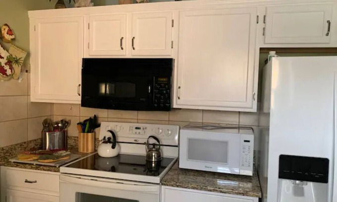 Interchange Square House | Entire House- Palm Bay Renovated