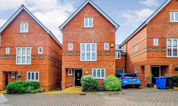 Maidenhead House | Entire House Sleeps 8 Near The River Thames